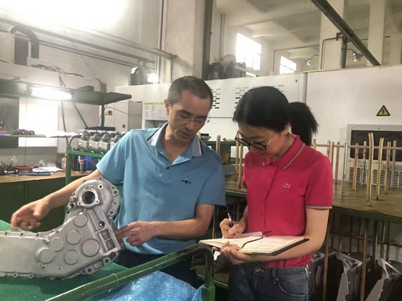 企业帮扶专班走访重庆惠正机械制造有限公司了解情况。通讯员 刘黎 摄