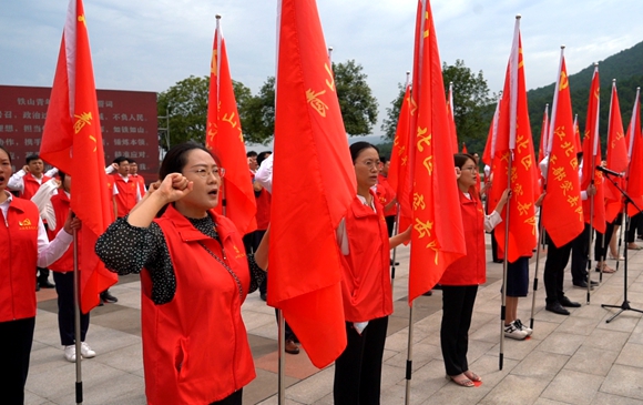 96名铁山青年干部突击队代表集中宣誓。甘侠义 摄