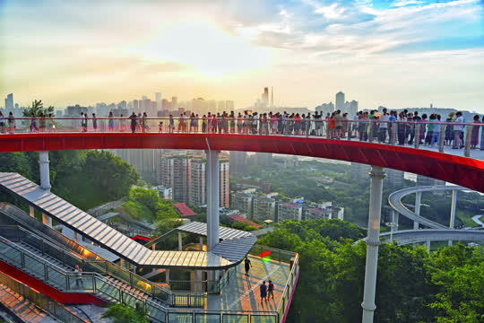 苏家坝步道观景平台吸引市民前来“打卡”。记者 郭旭 摄