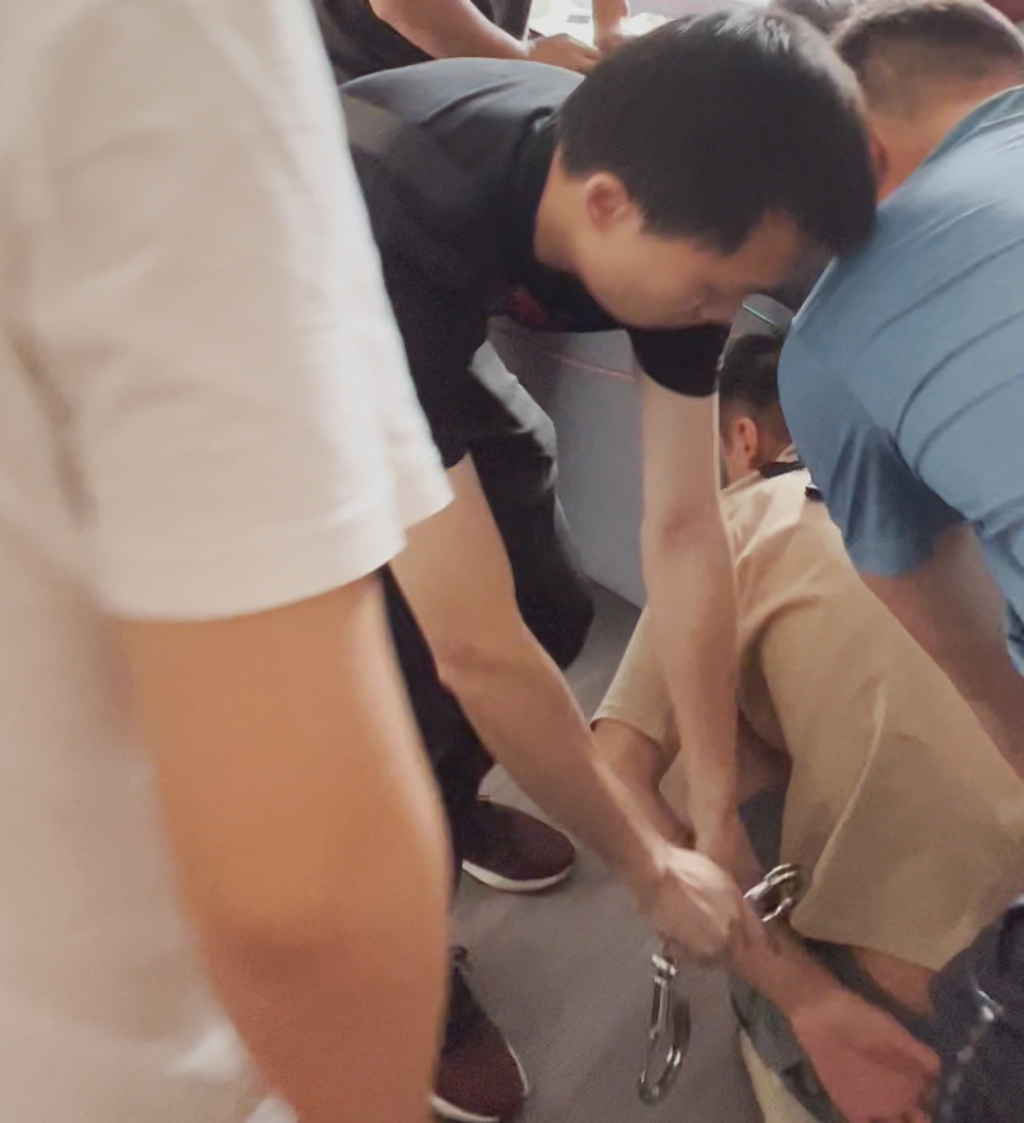 民警抓捕犯罪嫌疑人