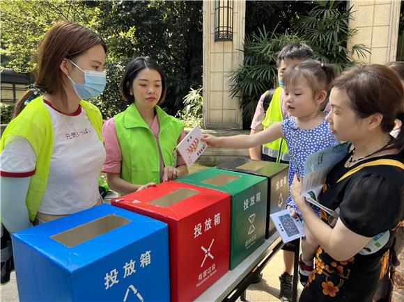 居民陈阿姨带小孙子参与绿色分类。通讯员 徐诗颖 摄