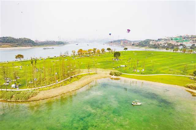 重慶廣陽島,工人在湖中作業,遊客在島上露營遊玩享受美景.