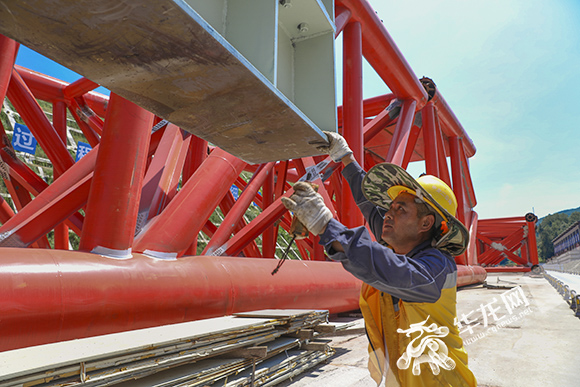 7月11日，武隆县，工人在世界最大跨径双跨连续拱桥双堡特大桥上施工。华龙网-新重庆客户端 首席记者 李文科 摄 (2)