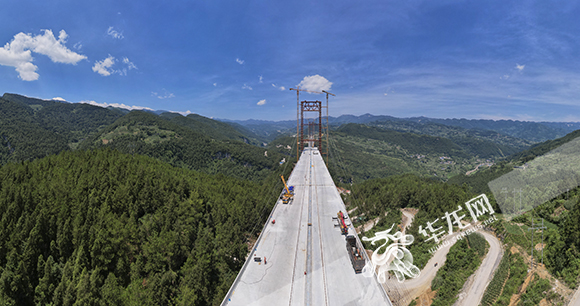 双堡特大桥是渝湘高速公路复线项目的关键性控制工程。华龙网-新重庆客户端 首席记者 李文科 摄