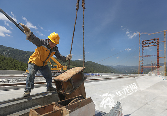 7月11日，武隆县，工人在世界最大跨径双跨连续拱桥双堡特大桥上施工。华龙网-新重庆客户端 首席记者 李文科 摄 (1)