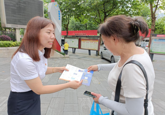 1社区工作人员向居民宣传“重庆村居法律顾问”小程序。通讯员 杨瑜 摄