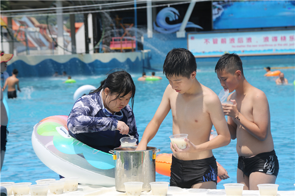 重庆一景区为游客准备冰镇绿豆粥。涪陵区委宣传部供图 华龙网发