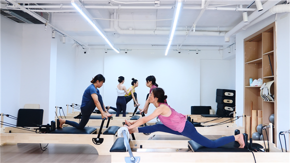 图4： 居民在瑜伽馆锻炼。沙坪坝区委宣传部供图 华龙网发