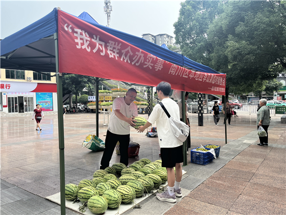 瓜农在南川上海城爱心摊位售卖西瓜。通讯员 聂灵灵 摄