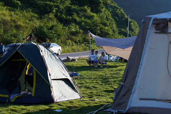 游客在蟠龙窄垭口露营地搭帐篷。梁平区文化和旅游发展委员会供图 华龙网发