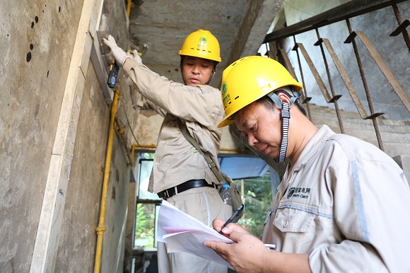 7月13日，国网重庆市电力公司员工在老旧小区检修供电设施。通讯员 龚超 摄