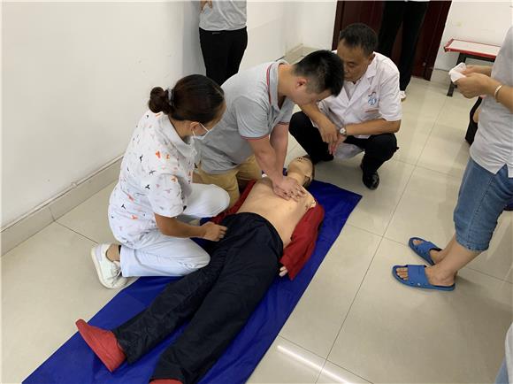 学员正在老师的指导下进行心肺复苏练习。通讯员 杨菲 摄