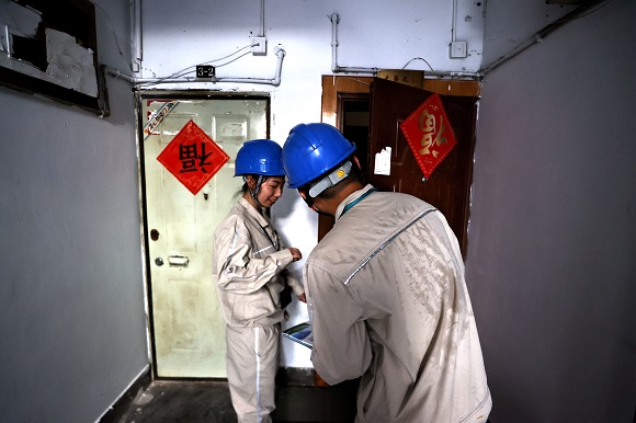 7月13日，国网重庆市电力公司员工上门为居民提供服务。通讯员 龚超 摄