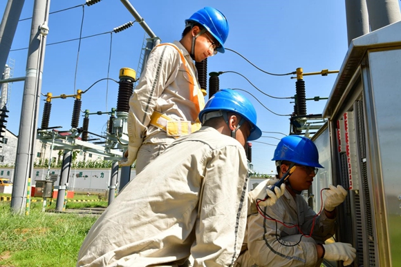 7月12日，国网重庆市电力公司员工在秀山县变电站内检查端子箱封堵、锈蚀等情况。国网重庆市电力公司供图  华龙网发