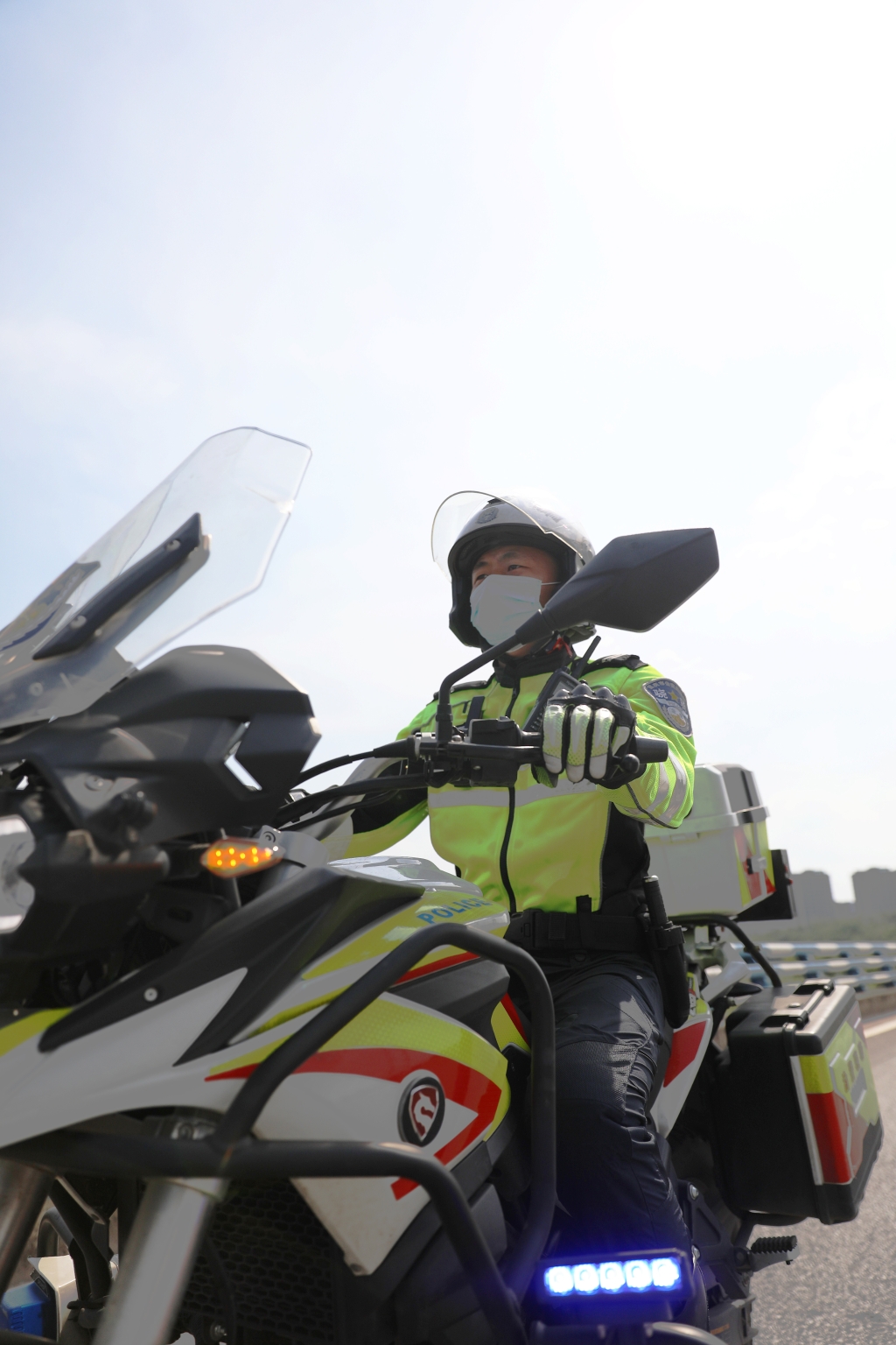 2渝警骁骑在路面上巡逻。重庆市沙坪坝区警方供图