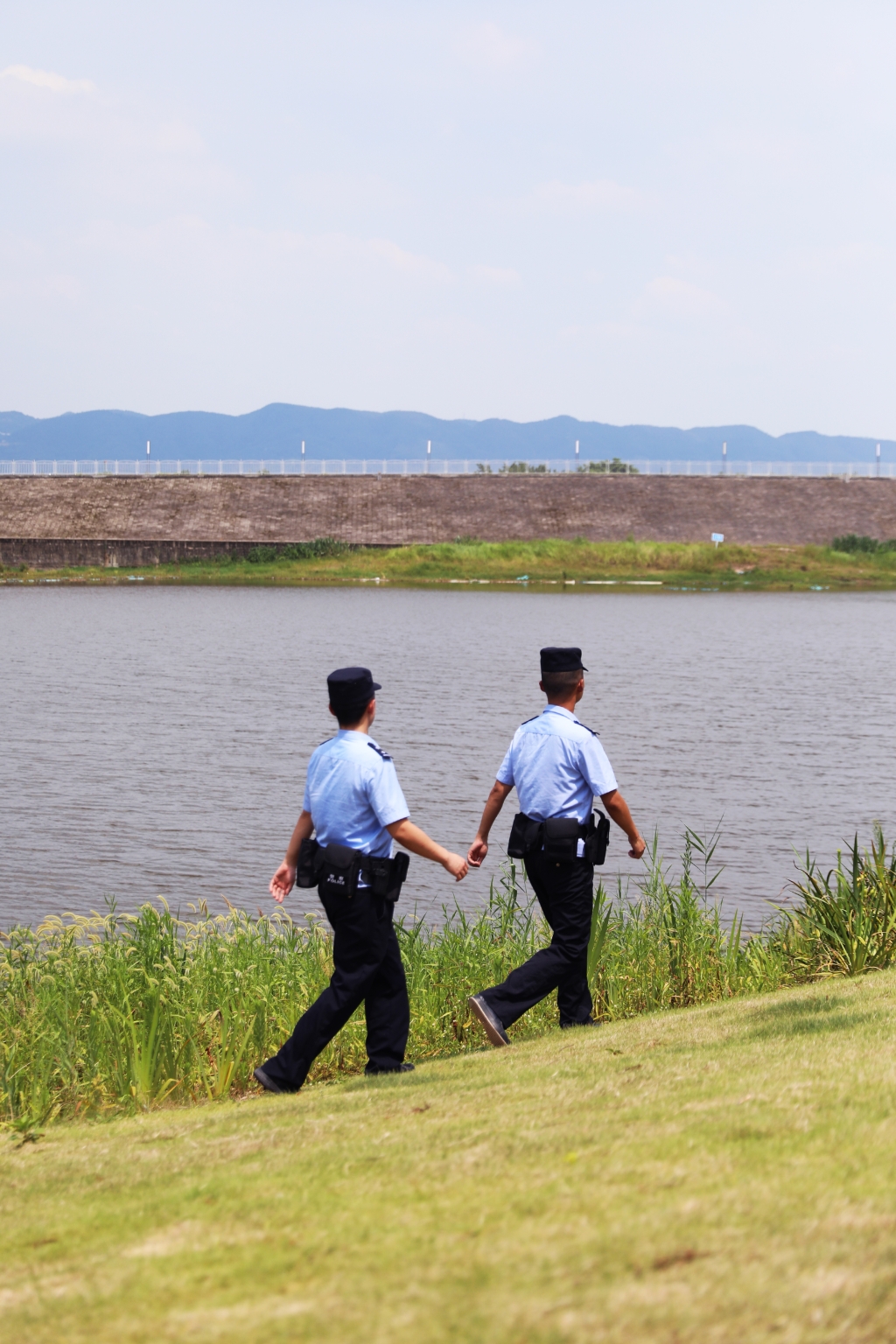 6凤凰派出所民警在辖区水域巡逻。重庆市沙坪坝区警方供图