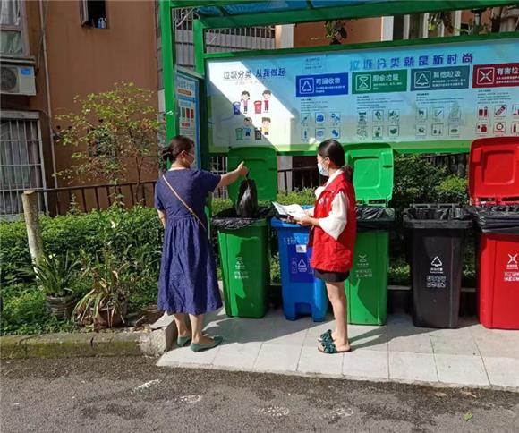 志愿者引导居民投放垃圾。白市驿镇供图 华龙网发