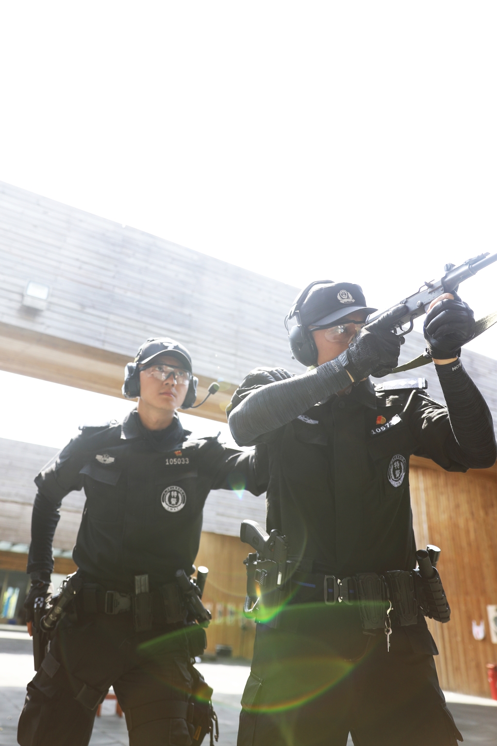 3特警支队民警在高温下训练。重庆市沙坪坝区警方供图
