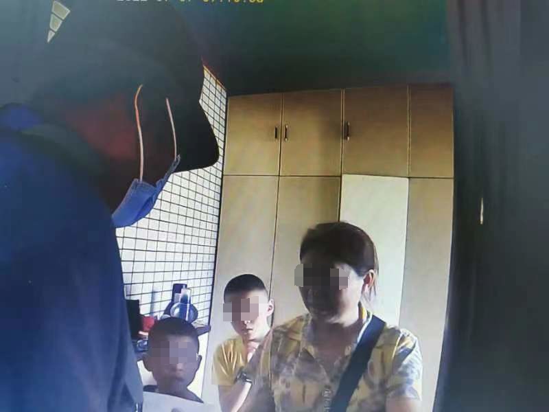 民警找到玩“火飞机”的两兄弟。重庆市沙坪坝区警方供图