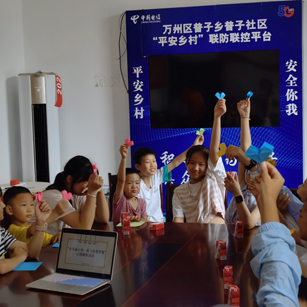 3、折纸环节,小朋友们纷纷举手分享成果和喜悦。 学校供图 华龙网发 3、折纸环节,小朋友们纷纷举手分享成果和喜悦。 学校供图 华龙网发