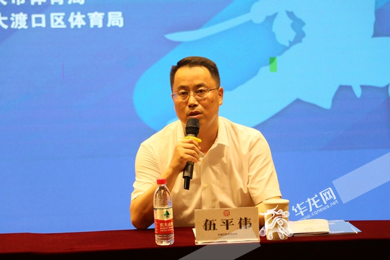 2、大渡口区委教育工委书记、区教委主任伍平伟讲话 赵桂凯 摄 2、大渡口区委教育工委书记、区教委主任伍平伟讲话 赵桂凯 摄