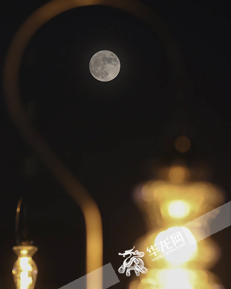 The "Super Moon" and the lamp complement each other.