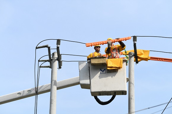 7月15日，国网重庆市电力公司工作人员在巴南区界石镇虎啸村开展带电作业。通讯员 潘洪 摄