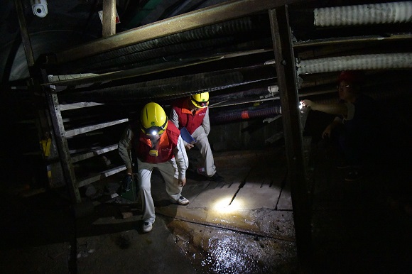 国网重庆市电力公司员工在解放碑地下环形电力隧道里巡查。通讯员 潘洪 摄