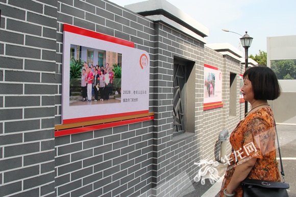 该小区新增文化墙展示人和街道历史文化，吸引居民驻足观看。华龙网-新重庆客户端 张颖绿荞 摄