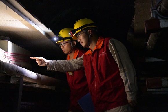 在解放碑地下环形电力隧道，国网重庆市电力公司员工正在巡查设备。通讯员 潘洪 摄