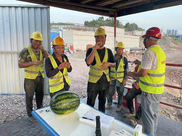 甘秋立交工程为工人发放防暑药品和西瓜等水果。两江新区建管中心供图