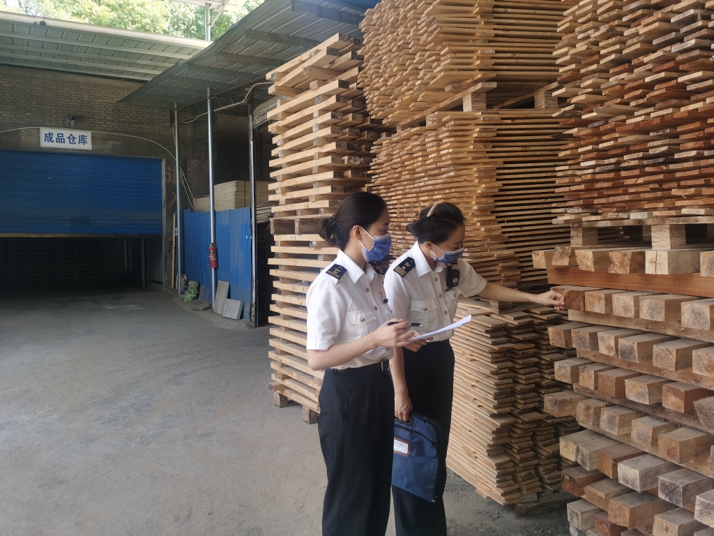 重庆海关所属涪陵海关关员在出境货物木质包装除害处理标识加施企业开展核查。重庆海关供图