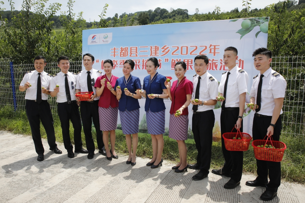 重庆航空部分空乘人员到三建乡进行旅游宣传和产品推广。通讯员 陈敏 摄