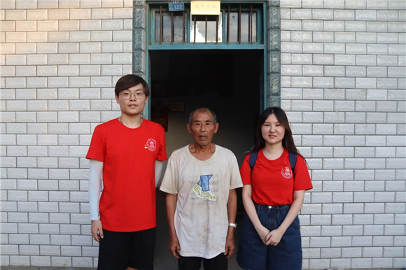 晏菲老师带领“三下乡”志愿者们走访五老户 受访者供图 华龙网发