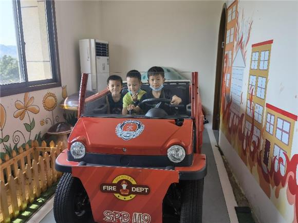 2小朋友参观体验“室内儿童消防体验馆”。石牛岗社区供图