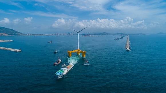 中国海装“扶摇号”浮式风电装备安装现场。中国海装供图
