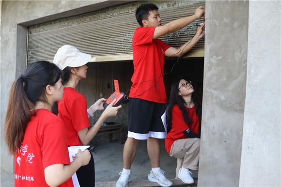 “三下乡”志愿者们开展自建房测量活动 受访者供图 华龙网发