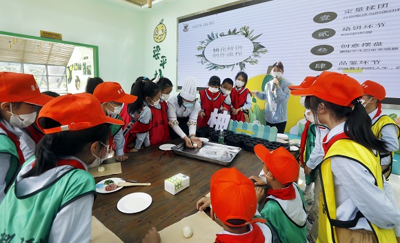 青少年进柚园研学活动现场，学生们在学习制作柚花鲜饼。通讯员 向成国 摄
