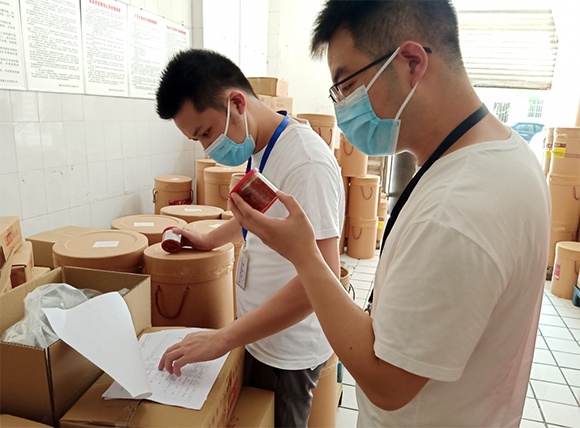 重庆市食品药品检验检测研究院专家赴巴福镇开展国家和市级食品监督抽样。通讯员 徐明雪 摄
