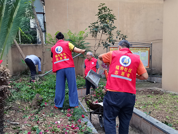 2福寿社区组织志愿者开展卫生死角整治。通讯员 万小琴 摄