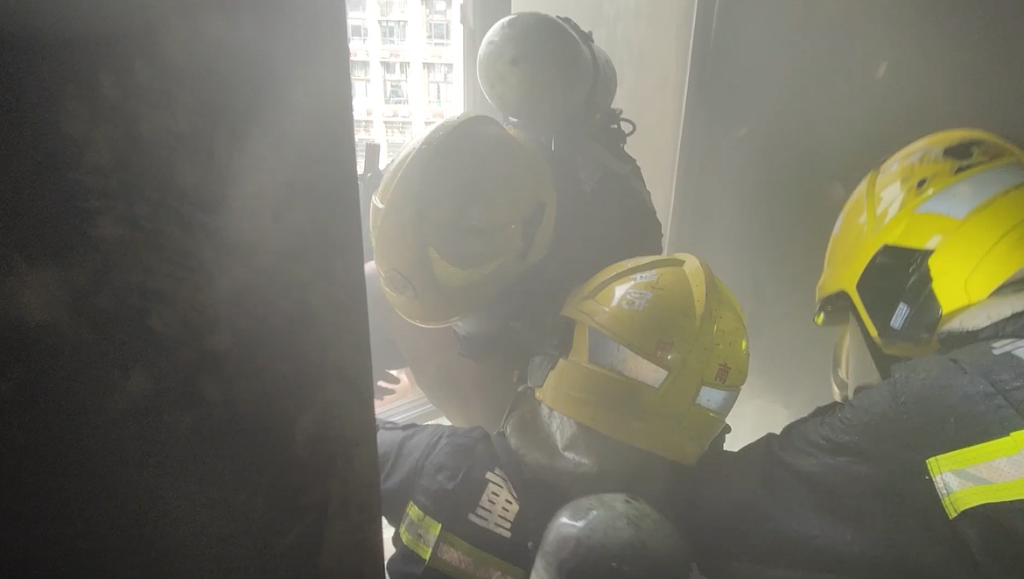1消防员救下男子。重庆消防供图