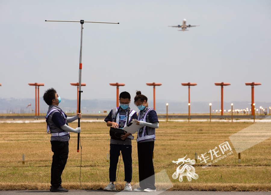 At noon, the hot sun becomes more "scorching". In the unobstructed flight area, the navigation crew is testing the signal provided for the aircraft to land. 