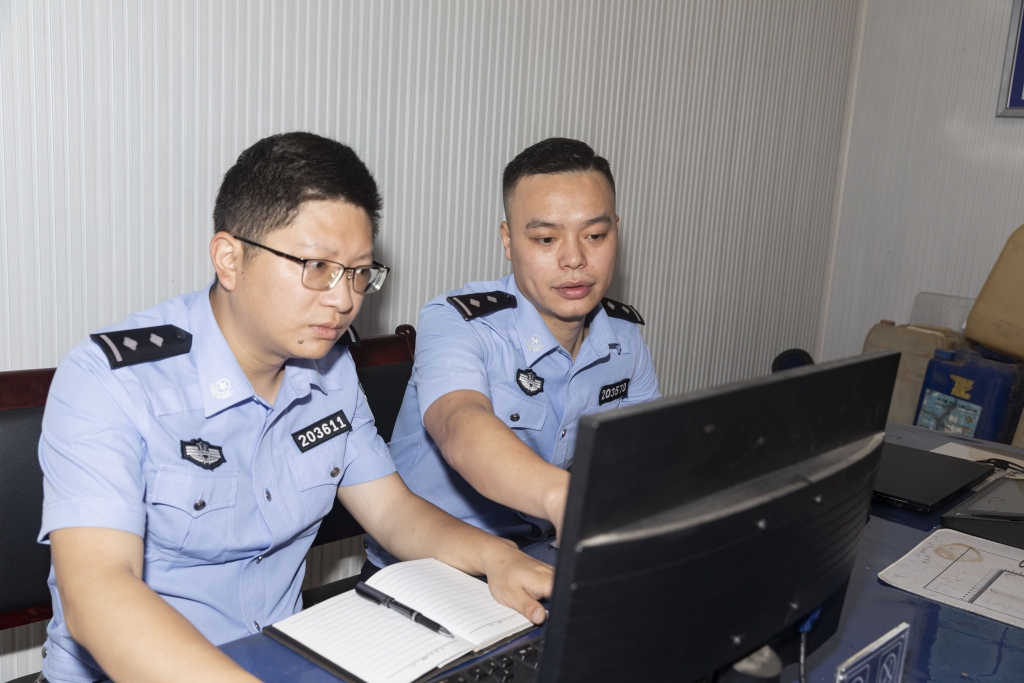 3民警分析案情。重庆市南川区警方供图