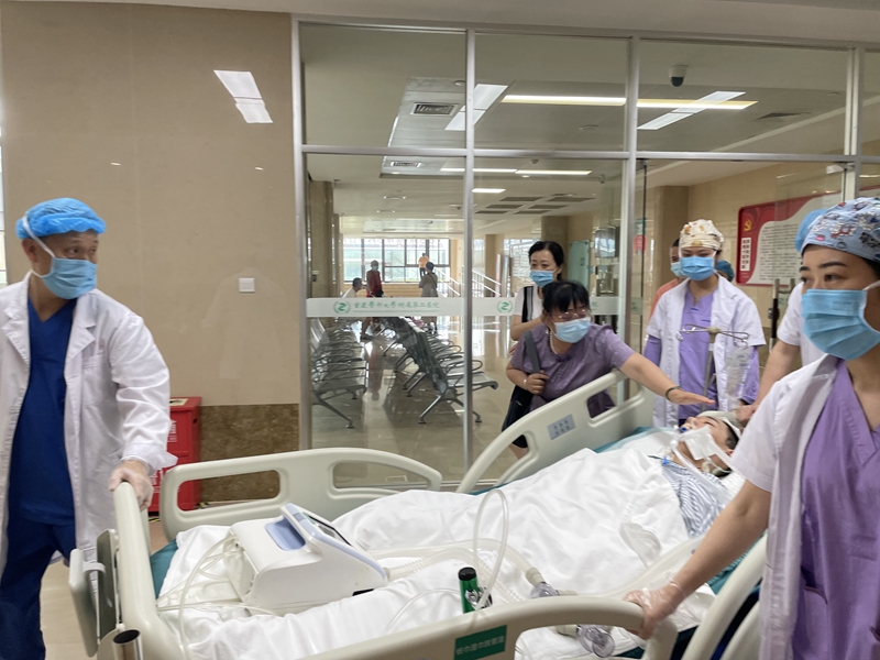 杨祖平将儿子送进手术室。受访者供图