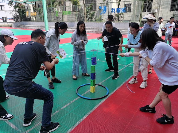 青年干部们正在进行”协力铸塔“团建项目。王家街道办事处供图 华龙网发