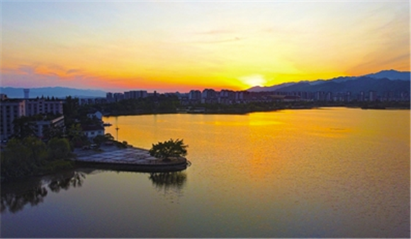 The splendid rosy dawn (Photographed by Xing Chengguo)