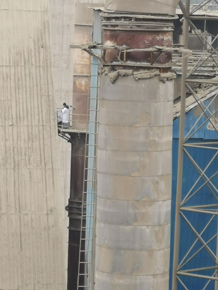 彭水监测人在40多米高的水泥厂窑尾排气筒监测平台采样。通讯员 李强 摄