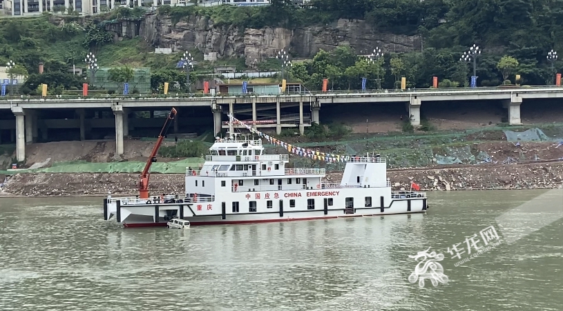 重庆市2022年灾害事故综合应急演练中，“重庆号”正在打捞落水车辆。华龙网-新重庆客户端 王旭睿 摄