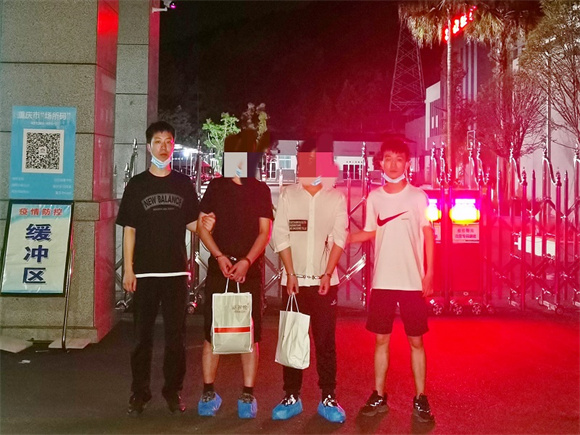 民警夜间抓获另外两名嫌疑人。云阳县公安局供图 华龙网发