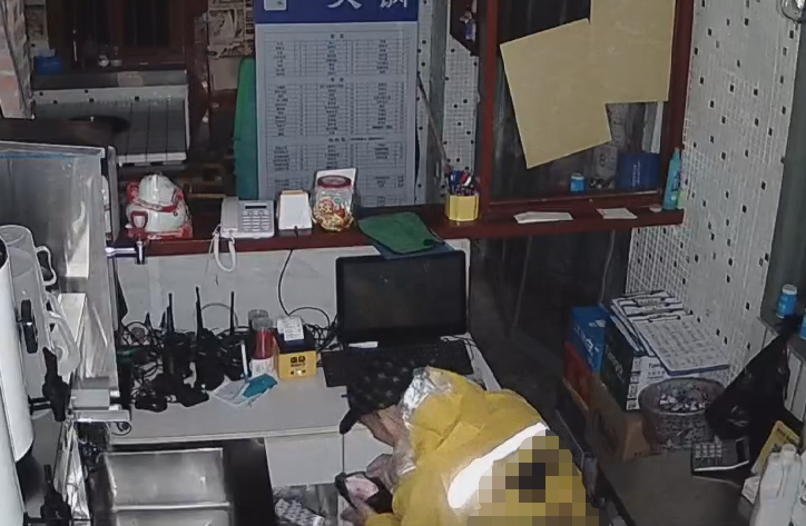 1男子盗窃的过程，被店内摄像头拍下。沙坪坝区警方供图